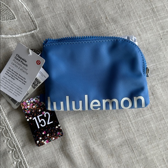 152,NWT Lululemon Athletica Vibrant Blue Clippable Card Pouch - Picture 4 of 8